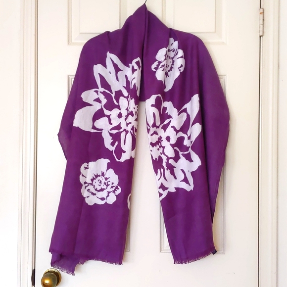 NWOT. GAP Rayon/Wool blended floral scarf/wrap. - Picture 4 of 4